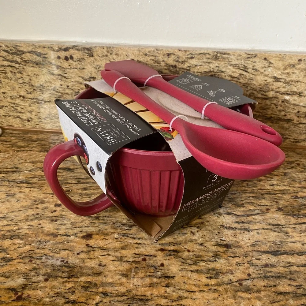NEW Mixing bowl and utensil set